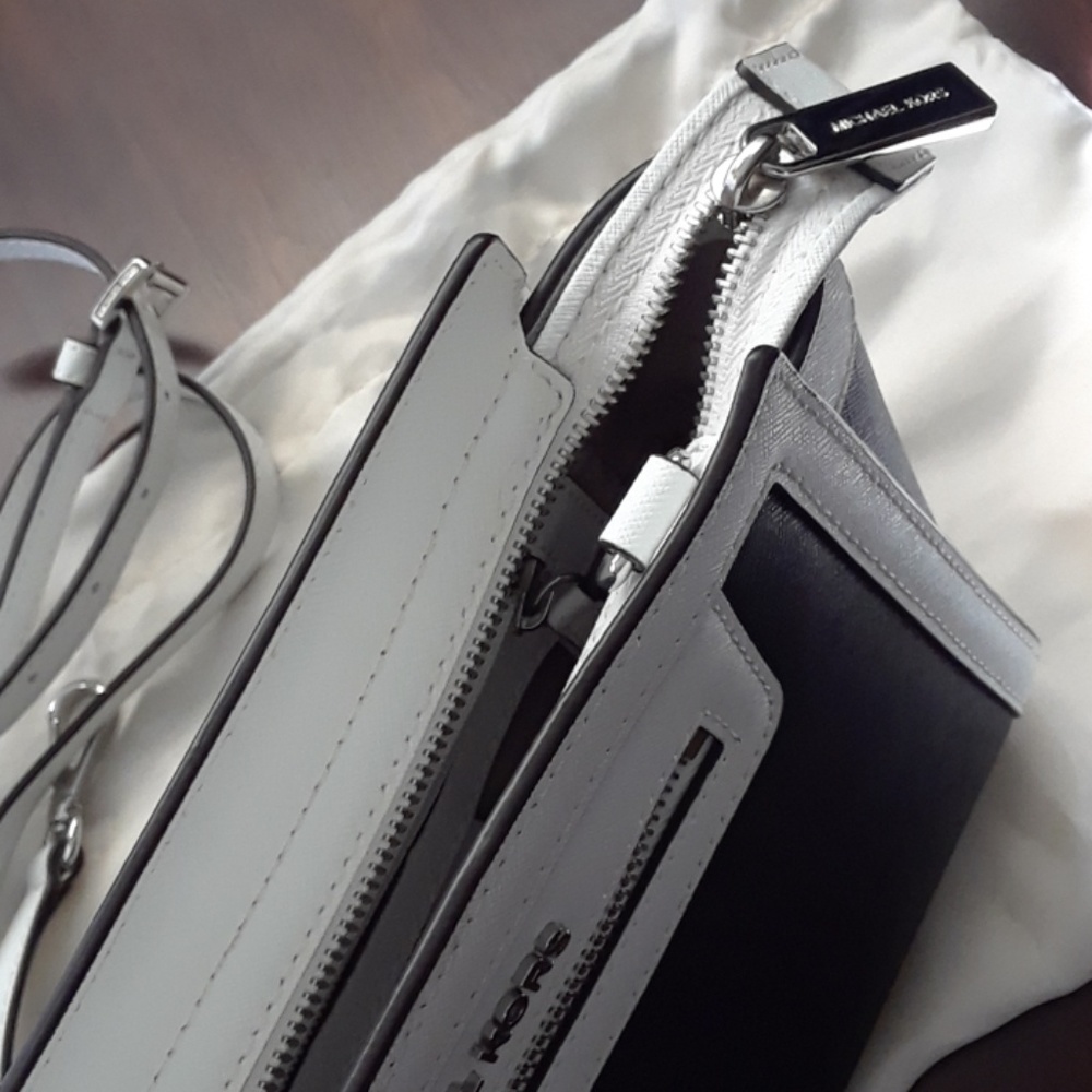 New Michael Kors Crossbody - Picture 4 of 8